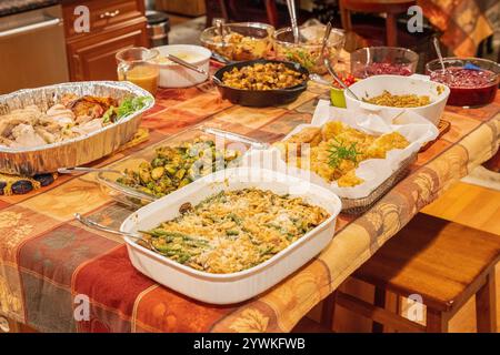 Thanksgiving-Feiertage-Festlichkeiten bereit für das Festmahl. Hausgemachtes Comfort Food-Konzept. Stockfoto