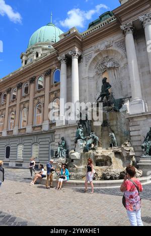 BUDAPEST, UNGARN - 20. JUNI 2014: Besucher besuchen die Budaer Burg in Budapest, Hauptstadt Ungarns. Es ist ein UNESCO-Weltkulturerbe. Stockfoto
