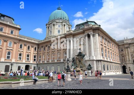 BUDAPEST, UNGARN - 20. JUNI 2014: Besucher besuchen die Budaer Burg in Budapest, Hauptstadt Ungarns. Es ist ein UNESCO-Weltkulturerbe. Stockfoto
