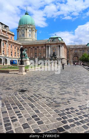 BUDAPEST, UNGARN - 20. JUNI 2014: Besucher besuchen die Budaer Burg in Budapest, Hauptstadt Ungarns. Es ist ein UNESCO-Weltkulturerbe. Stockfoto