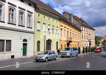 BUDAPEST, UNGARN - 20. JUNI 2014: Besucher besuchen den Schlosshügel im Stadtteil Buda in Budapest, Hauptstadt Ungarns. Stockfoto