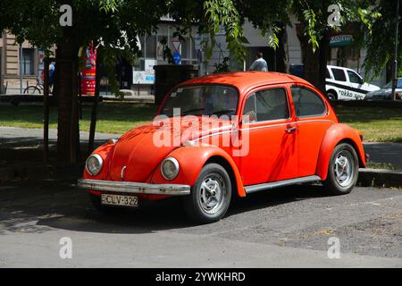 BUDAPEST, UNGARN - 22. JUNI 2014: Klassischer VW-Käfer parkt in Budapest. Es ist eines der bekanntesten Oldtimer-Autos. Stockfoto