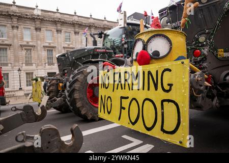 11 Dez 2024 London / UK die Landwirte protestierten mit ihren Traktoren im Zentrum Londons und forderten die Regierung auf, dringend und bedeutsame politische Änderungen vorzunehmen, um die Landwirtschaft zu unterstützen und die Ernährungssicherheit zu gewährleisten. Aubrey Fagon /Alamy Live News Stockfoto