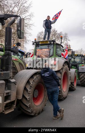 11 Dez 2024 London / UK die Landwirte protestierten mit ihren Traktoren im Zentrum Londons und forderten die Regierung auf, dringend und bedeutsame politische Änderungen vorzunehmen, um die Landwirtschaft zu unterstützen und die Ernährungssicherheit zu gewährleisten. Aubrey Fagon /Alamy Live News Stockfoto