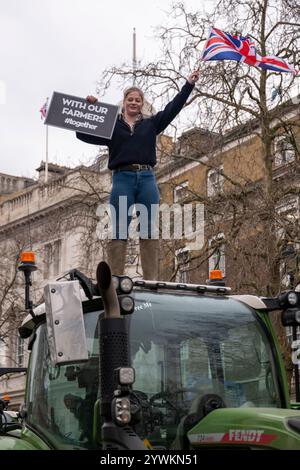 11 Dez 2024 London / UK die Landwirte protestierten mit ihren Traktoren im Zentrum Londons und forderten die Regierung auf, dringend und bedeutsame politische Änderungen vorzunehmen, um die Landwirtschaft zu unterstützen und die Ernährungssicherheit zu gewährleisten. Aubrey Fagon /Alamy Live News Stockfoto