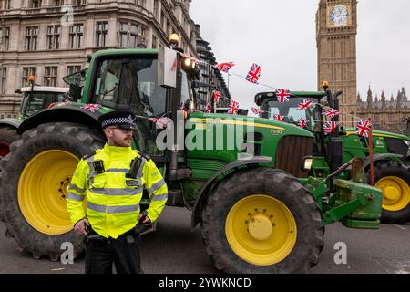 11 Dez 2024 London / UK die Landwirte protestierten mit ihren Traktoren im Zentrum Londons und forderten die Regierung auf, dringend und bedeutsame politische Änderungen vorzunehmen, um die Landwirtschaft zu unterstützen und die Ernährungssicherheit zu gewährleisten. Aubrey Fagon /Alamy Live News Stockfoto