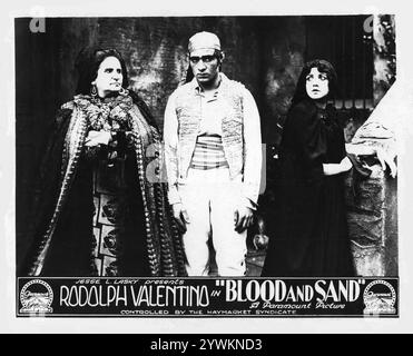 ROSA ROSANNA, RUDOLPH VALENTINO als Juan Gallardo und LILA LEE als Carmen in einer Szene aus BLUT UND SAND 1922 Regisseur FRED NIBLO Roman VINCENTE BLASCO IBANEZ Drehbuch JUNE MATHIS Paramount Pictures Stockfoto