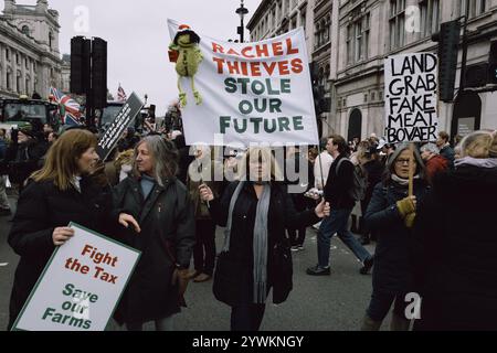 Organisiert von No Farmers No Food and Save British Farming, beginnt die Demonstration mit Tiefladern auf Millbank und Traktoren auf Whitehall. Die Demonstranten fordern von der Regierung, Pläne für ein Freihandelsabkommen zwischen Großbritannien und den USA aufzugeben, ein EU-Veterinärabkommen zu schließen, um Handelshemmnisse abzubauen, und die Erbschaftssteuer auf landwirtschaftliche Betriebe abzulehnen. Die Rallye lehnt auch den schnellen Rückzug der Grundzahlungen und der CO2-Steuern auf Düngemittel ab. Die Veranstaltung umfasst Vorträge und eine Traktorprozession durch das Zentrum Londons. (Foto: Joao Daniel Pereira/SIPA USA) Stockfoto