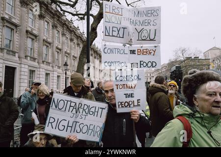 Organisiert von No Farmers No Food and Save British Farming, beginnt die Demonstration mit Tiefladern auf Millbank und Traktoren auf Whitehall. Die Demonstranten fordern von der Regierung, Pläne für ein Freihandelsabkommen zwischen Großbritannien und den USA aufzugeben, ein EU-Veterinärabkommen zu schließen, um Handelshemmnisse abzubauen, und die Erbschaftssteuer auf landwirtschaftliche Betriebe abzulehnen. Die Rallye lehnt auch den schnellen Rückzug der Grundzahlungen und der CO2-Steuern auf Düngemittel ab. Die Veranstaltung umfasst Vorträge und eine Traktorprozession durch das Zentrum Londons. (Foto: Joao Daniel Pereira/SIPA USA) Stockfoto