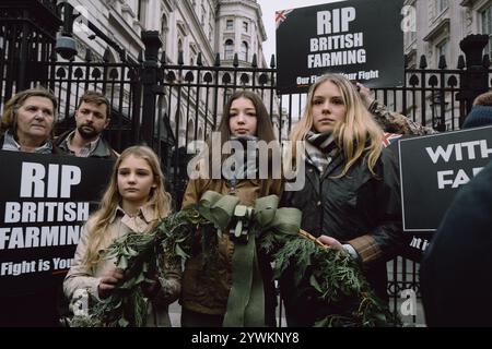 Organisiert von No Farmers No Food and Save British Farming, beginnt die Demonstration mit Tiefladern auf Millbank und Traktoren auf Whitehall. Die Demonstranten fordern von der Regierung, Pläne für ein Freihandelsabkommen zwischen Großbritannien und den USA aufzugeben, ein EU-Veterinärabkommen zu schließen, um Handelshemmnisse abzubauen, und die Erbschaftssteuer auf landwirtschaftliche Betriebe abzulehnen. Die Rallye lehnt auch den schnellen Rückzug der Grundzahlungen und der CO2-Steuern auf Düngemittel ab. Die Veranstaltung umfasst Vorträge und eine Traktorprozession durch das Zentrum Londons. (Foto: Joao Daniel Pereira/SIPA USA) Stockfoto