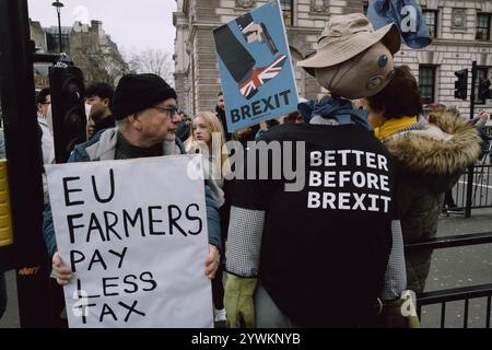 Organisiert von No Farmers No Food and Save British Farming, beginnt die Demonstration mit Tiefladern auf Millbank und Traktoren auf Whitehall. Die Demonstranten fordern von der Regierung, Pläne für ein Freihandelsabkommen zwischen Großbritannien und den USA aufzugeben, ein EU-Veterinärabkommen zu schließen, um Handelshemmnisse abzubauen, und die Erbschaftssteuer auf landwirtschaftliche Betriebe abzulehnen. Die Rallye lehnt auch den schnellen Rückzug der Grundzahlungen und der CO2-Steuern auf Düngemittel ab. Die Veranstaltung umfasst Vorträge und eine Traktorprozession durch das Zentrum Londons. (Foto: Joao Daniel Pereira/SIPA USA) Stockfoto