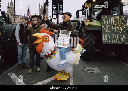 Organisiert von No Farmers No Food and Save British Farming, beginnt die Demonstration mit Tiefladern auf Millbank und Traktoren auf Whitehall. Die Demonstranten fordern von der Regierung, Pläne für ein Freihandelsabkommen zwischen Großbritannien und den USA aufzugeben, ein EU-Veterinärabkommen zu schließen, um Handelshemmnisse abzubauen, und die Erbschaftssteuer auf landwirtschaftliche Betriebe abzulehnen. Die Rallye lehnt auch den schnellen Rückzug der Grundzahlungen und der CO2-Steuern auf Düngemittel ab. Die Veranstaltung umfasst Vorträge und eine Traktorprozession durch das Zentrum Londons. (Foto: Joao Daniel Pereira/SIPA USA) Stockfoto