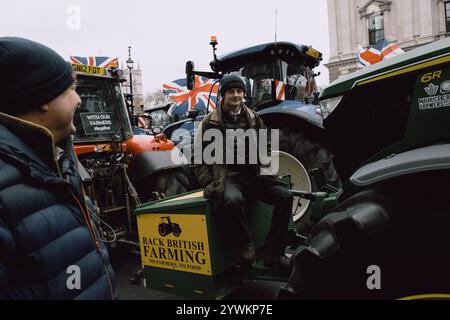 Organisiert von No Farmers No Food and Save British Farming, beginnt die Demonstration mit Tiefladern auf Millbank und Traktoren auf Whitehall. Die Demonstranten fordern von der Regierung, Pläne für ein Freihandelsabkommen zwischen Großbritannien und den USA aufzugeben, ein EU-Veterinärabkommen zu schließen, um Handelshemmnisse abzubauen, und die Erbschaftssteuer auf landwirtschaftliche Betriebe abzulehnen. Die Rallye lehnt auch den schnellen Rückzug der Grundzahlungen und der CO2-Steuern auf Düngemittel ab. Die Veranstaltung umfasst Vorträge und eine Traktorprozession durch das Zentrum Londons. (Foto: Joao Daniel Pereira/SIPA USA) Stockfoto