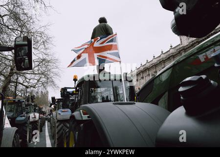 Organisiert von No Farmers No Food and Save British Farming, beginnt die Demonstration mit Tiefladern auf Millbank und Traktoren auf Whitehall. Die Demonstranten fordern von der Regierung, Pläne für ein Freihandelsabkommen zwischen Großbritannien und den USA aufzugeben, ein EU-Veterinärabkommen zu schließen, um Handelshemmnisse abzubauen, und die Erbschaftssteuer auf landwirtschaftliche Betriebe abzulehnen. Die Rallye lehnt auch den schnellen Rückzug der Grundzahlungen und der CO2-Steuern auf Düngemittel ab. Die Veranstaltung umfasst Vorträge und eine Traktorprozession durch das Zentrum Londons. (Foto: Joao Daniel Pereira/SIPA USA) Stockfoto