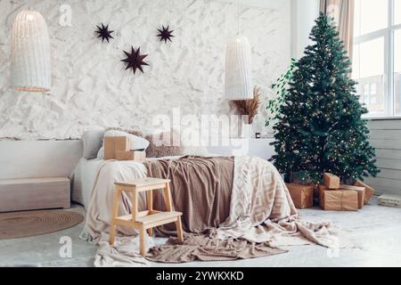 Festliches Apartment mit Fotostudio-Schlafzimmer, dekoriert mit Weihnachtsbaum-Geschenkboxen Geschenke. Neujahrsausstattung Stockfoto