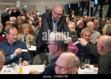 Silkeborg, Dänemark. Dezember 2024. Die Stimmen werden auf der außerordentlichen Hauptversammlung von Silkeborg IF zum Verkauf des Fußballvereins und zur Namensänderung am Mittwoch, den 11. Dezember 2024, im JYSK Park in Silkeborg abgegeben. (Foto: Bo Amstrup /Ritzau Scanpix) Credit: Ritzau/Alamy Live News Stockfoto