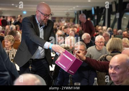 Silkeborg, Dänemark. Dezember 2024. Die Stimmen werden auf der außerordentlichen Hauptversammlung von Silkeborg IF zum Verkauf des Fußballvereins und zur Namensänderung am Mittwoch, den 11. Dezember 2024, im JYSK Park in Silkeborg abgegeben. (Foto: Bo Amstrup /Ritzau Scanpix) Credit: Ritzau/Alamy Live News Stockfoto