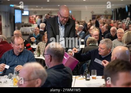 Silkeborg, Dänemark. Dezember 2024. Die Stimmen werden auf der außerordentlichen Hauptversammlung von Silkeborg IF zum Verkauf des Fußballvereins und zur Namensänderung am Mittwoch, den 11. Dezember 2024, im JYSK Park in Silkeborg abgegeben. (Foto: Bo Amstrup /Ritzau Scanpix) Credit: Ritzau/Alamy Live News Stockfoto