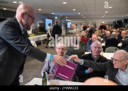 Silkeborg, Dänemark. Dezember 2024. Die Stimmen werden auf der außerordentlichen Hauptversammlung von Silkeborg IF zum Verkauf des Fußballvereins und zur Namensänderung am Mittwoch, den 11. Dezember 2024, im JYSK Park in Silkeborg abgegeben. (Foto: Bo Amstrup /Ritzau Scanpix) Credit: Ritzau/Alamy Live News Stockfoto