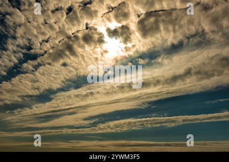 Skyscape mit heller Sonne, die durch Wolken bricht Stockfoto