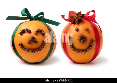 Zwei traditionelle fröhliche orangene Weihnachtspomander isoliert auf weißem Hintergrund aus nächster Nähe Stockfoto