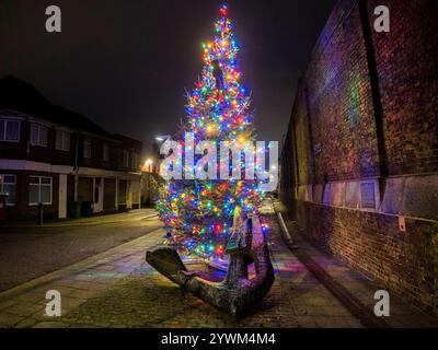 Sheerness, Kent, Großbritannien. Dezember 2024. Ein öffentlicher Weihnachtsbaum, der vom Stadtrat von Sheerness installiert wurde, um Blue Town, Sheerness, Kent zu erleuchten. Quelle: James Bell/Alamy Live News Stockfoto