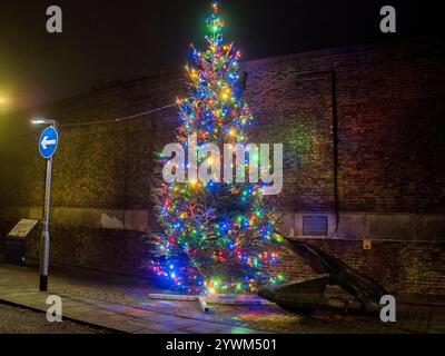 Sheerness, Kent, Großbritannien. Dezember 2024. Ein öffentlicher Weihnachtsbaum, der vom Stadtrat von Sheerness installiert wurde, um Blue Town, Sheerness, Kent zu erleuchten. Quelle: James Bell/Alamy Live News Stockfoto