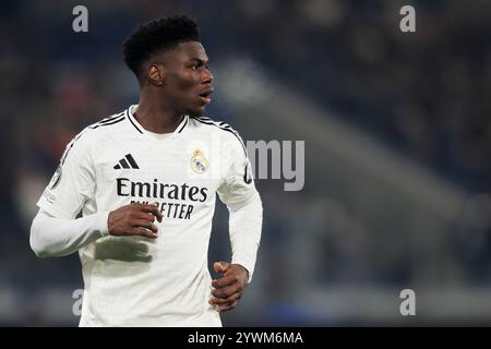 Bergamo, Italien. 10. Dezember 2024. Aurelien Tchouameni von Real Madrid CF sieht sich beim Fußball-Spiel der UEFA Champions League 2024/25 zwischen Atalanta BC und Real Madrid CF an. Quelle: Nicolò Campo/Alamy Live News Stockfoto