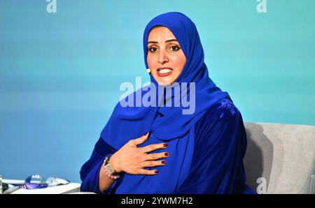 Moskau, Russland. Dezember 2024. Dr. Aisha bin Bishr, Bürodirektorin von Smart Dubai, kommentiert während einer Plenarsitzung der AI Journey 2024, einer internationalen Konferenz über künstliche Intelligenz und maschinelles Lernen, im Geschäftskomplex Sberbank City, 11. Dezember 2024 in Moskau. Bishr ist Experte für globale digitale Transformation und leitet die intelligente Transformation von Dubai. Quelle: Kristina Kormilitsyna/Kreml Pool/Alamy Live News Stockfoto