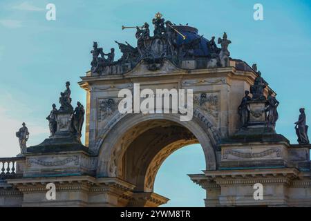 Kolonnaden mit Triumphtor, Neues Palais, UNESCO-Welterbepark Sanssouci, Potsdam, Brandenburg, Deutschland *** Kolonnaden mit Triumphtor, Neues Schloss, UNESCO-Weltkulturerbe Sanssouci Park, Potsdam, Brandenburg, Deutschland Stockfoto