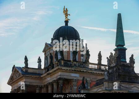 Kolonnaden mit Triumphtor, Neues Palais, UNESCO-Welterbepark Sanssouci, Potsdam, Brandenburg, Deutschland *** Kolonnaden mit Triumphtor, Neues Schloss, UNESCO-Weltkulturerbe Sanssouci Park, Potsdam, Brandenburg, Deutschland Stockfoto