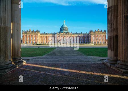 Kolonnaden mit Triumphtor, Neues Palais, UNESCO-Welterbepark Sanssouci, Potsdam, Brandenburg, Deutschland *** Kolonnaden mit Triumphtor, Neues Schloss, UNESCO-Weltkulturerbe Sanssouci Park, Potsdam, Brandenburg, Deutschland Stockfoto