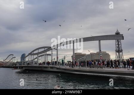 Rambla de Mar ist ein Fußweg an der Küste Barcelonas und wurde von Albert Viaplana und Helio Pinon entworfen Stockfoto