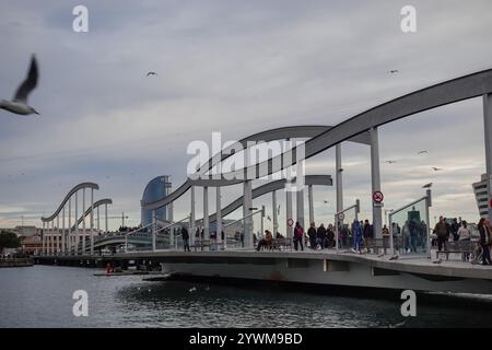 Rambla de Mar ist ein Fußweg an der Küste Barcelonas und wurde von Albert Viaplana und Helio Pinon entworfen Stockfoto