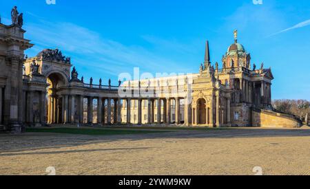 Kolonnaden mit Triumphtor, Neues Palais, UNESCO-Welterbepark Sanssouci, Potsdam, Brandenburg, Deutschland *** Kolonnaden mit Triumphtor, Neues Schloss, UNESCO-Weltkulturerbe Sanssouci Park, Potsdam, Brandenburg, Deutschland Stockfoto