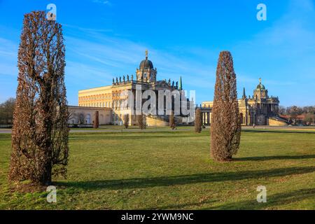 Kolonnaden mit Triumphtor, Neues Palais, UNESCO-Welterbepark Sanssouci, Potsdam, Brandenburg, Deutschland *** Kolonnaden mit Triumphtor, Neues Schloss, UNESCO-Weltkulturerbe Sanssouci Park, Potsdam, Brandenburg, Deutschland Stockfoto