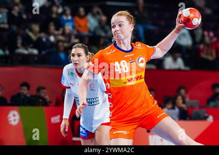 Wien, Österreich. Dezember 2024. WIEN, ÖSTERREICH - 11. DEZEMBER: Dione Housheer of the Netherlands, während der EHF Euro 2024 Frauen-Hauptrunde zwischen den Niederlanden und Dänemark am 11. Dezember 2024 in der Wiener Stadthalle in Wien, Österreich. (Foto von Henk Seppen/Orange Pictures) Credit: Orange Pics BV/Alamy Live News Stockfoto