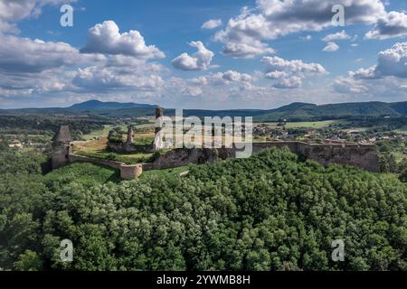 Aus der Vogelperspektive auf die mittelalterliche Burg Nograd in Ungarn mit teilweise restaurierten Ruinen Stockfoto