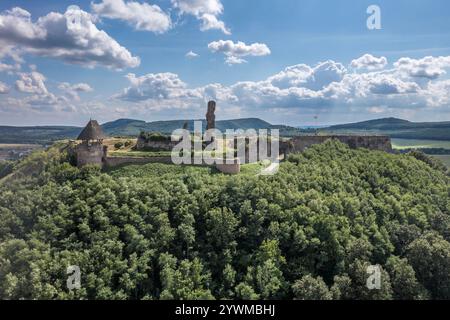 Aus der Vogelperspektive auf die mittelalterliche Burg Nograd in Ungarn mit teilweise restaurierten Ruinen Stockfoto