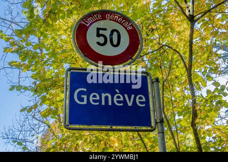 Straßenschild am Eingang der Stadt Genf, Schweiz, mit einer allgemeinen Geschwindigkeitsbegrenzung von 50 km/h auf dem Gebiet der Gemeinde Stockfoto