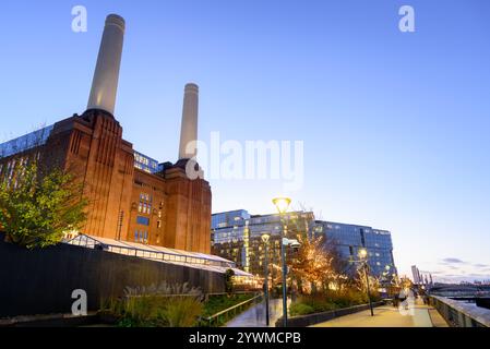 Weihnachtsdekoration am Ufer des Battesea Power Station in der Dämmerung Stockfoto