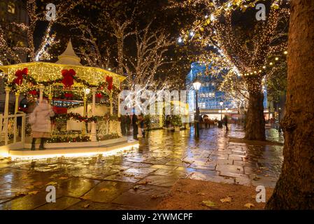 Weihnachtsdekoration in Sloane Square in London bei Nacht Stockfoto