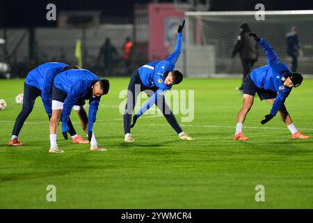 Pilsen, Tschechische Republik. Dezember 2024. Fußballspieler von Viktoria Plzen im Training vor dem Spiel der 6. Runde der Football Europa League: Viktoria Plzen gegen Manchester United in Pilsen, Tschechische Republik, 11. Dezember 2024. Quelle: Miroslav Chaloupka/CTK Photo/Alamy Live News Stockfoto
