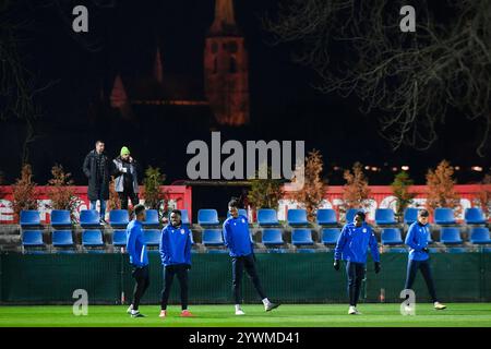 Pilsen, Tschechische Republik. Dezember 2024. Fußballspieler von Viktoria Plzen im Training vor dem Spiel der 6. Runde der Football Europa League: Viktoria Plzen gegen Manchester United in Pilsen, Tschechische Republik, 11. Dezember 2024. Quelle: Miroslav Chaloupka/CTK Photo/Alamy Live News Stockfoto
