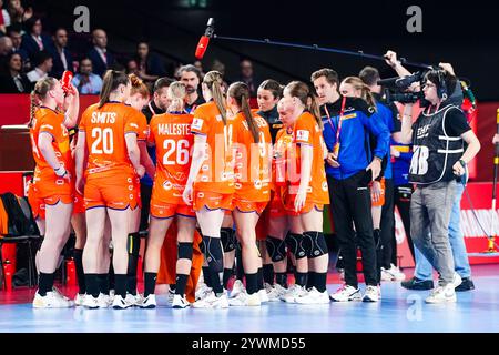 Wien, Österreich. Dezember 2024. WIEN, ÖSTERREICH - 11. DEZEMBER: Tiime Out Niederlande während des EHF Euro 2024 Hauptspiels der Frauen zwischen den Niederlanden und Dänemark in der Wiener Stadthalle am 11. Dezember 2024 in Wien. (Foto von Henk Seppen/Orange Pictures) Credit: Orange Pics BV/Alamy Live News Stockfoto