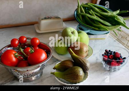 August Ernte von Obst und Gemüse aus dem Garten Stockfoto