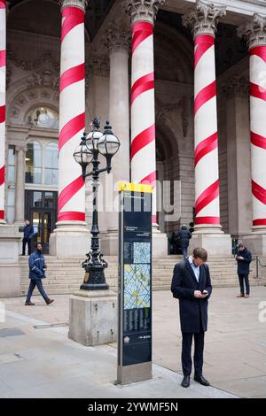 Wochen vor Weihnachten stehen Stadtarbeiter am 11. Dezember 2024 vor Royal Exchange in der Bank in der City of London, dem Finanzviertel der Hauptstadt, in London. Stockfoto