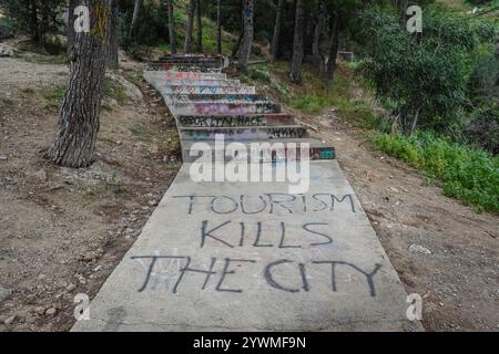 Anti-Tourismus Graffiti vor Ort in Barcelona, Spanien Stockfoto