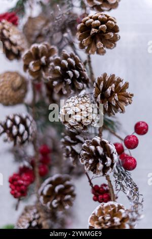 Weihnachtsdekoration aus Tannenzapfen und roten Beeren Stockfoto