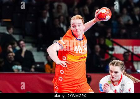 Wien, Österreich. Dezember 2024. WIEN, ÖSTERREICH - 11. DEZEMBER: Dione Housheer of the Netherlands während des EHF Euro 2024 Main Rundenspiels der Frauen in der Wiener Stadthalle am 11. Dezember 2024 in Wien. (Foto von Henk Seppen/Orange Pictures) Credit: Orange Pics BV/Alamy Live News Stockfoto